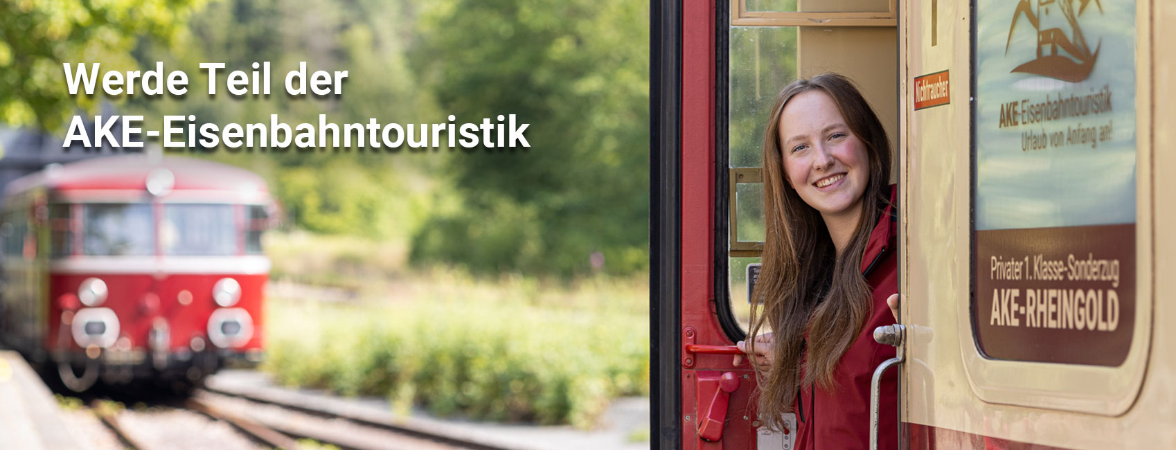 Zugfenster mit Person, Text 'Werde Teil der AKE-Eisenbahntouristik', roter Zug im Hintergrund auf Gleis