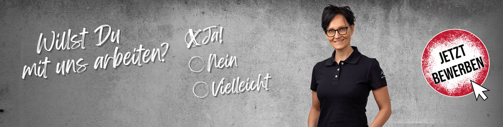 Frau mit schwarzem Poloshirt und Brille vor grauer Wand mit Text 'Willst Du mit uns arbeiten?' und angekreuzter Antwort 'Ja!' sowie rotem Button 'Jetzt bewerben'