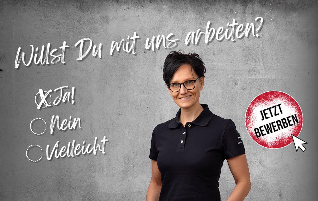 Frau mit schwarzem Poloshirt und Brille vor grauer Wand mit Text 'Willst Du mit uns arbeiten?' und angekreuzter Antwort 'Ja!' sowie rotem Button 'Jetzt bewerben'
