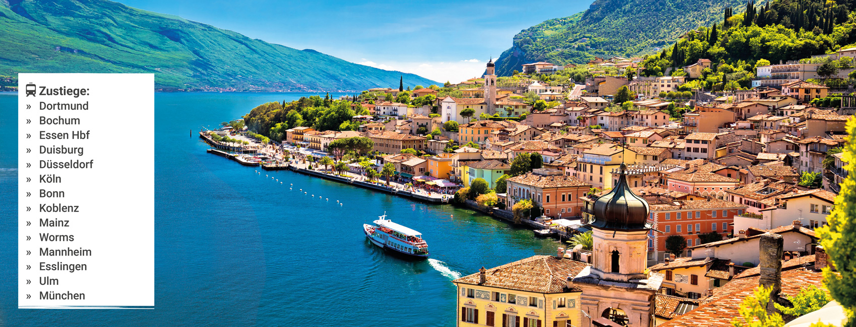 Blick auf eine italienische Küstenstadt mit Boot auf dem See und Bergen im Hintergrund
