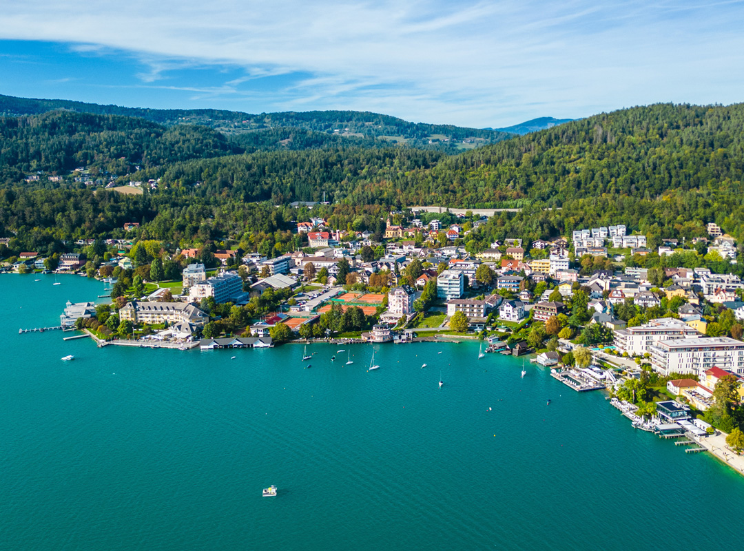 Luftaufnahme vom türkisblauen Wörthersee mit Blick auf Pörtschach