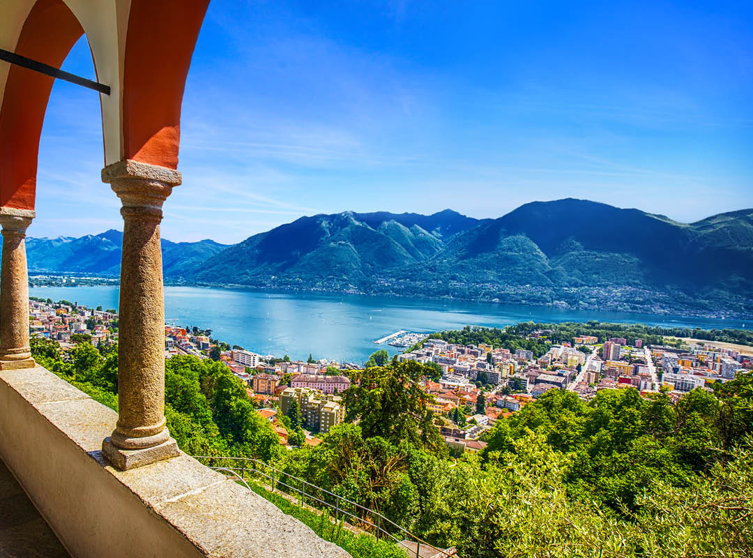 Panoramablick auf Locarno am Lago Maggiore in der Schweiz mit Blick auf die Altstadt, den See und die umliegenden Berge.