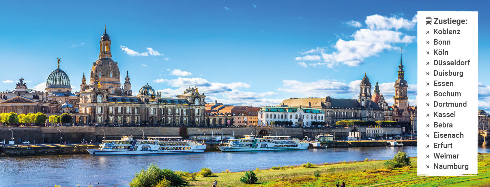 Blick über die Elbe auf die historische Altstadt von Dresden mit der Frauenkirche, der Brühlschen Terrasse und Ausflugsschiffen auf dem Fluss.