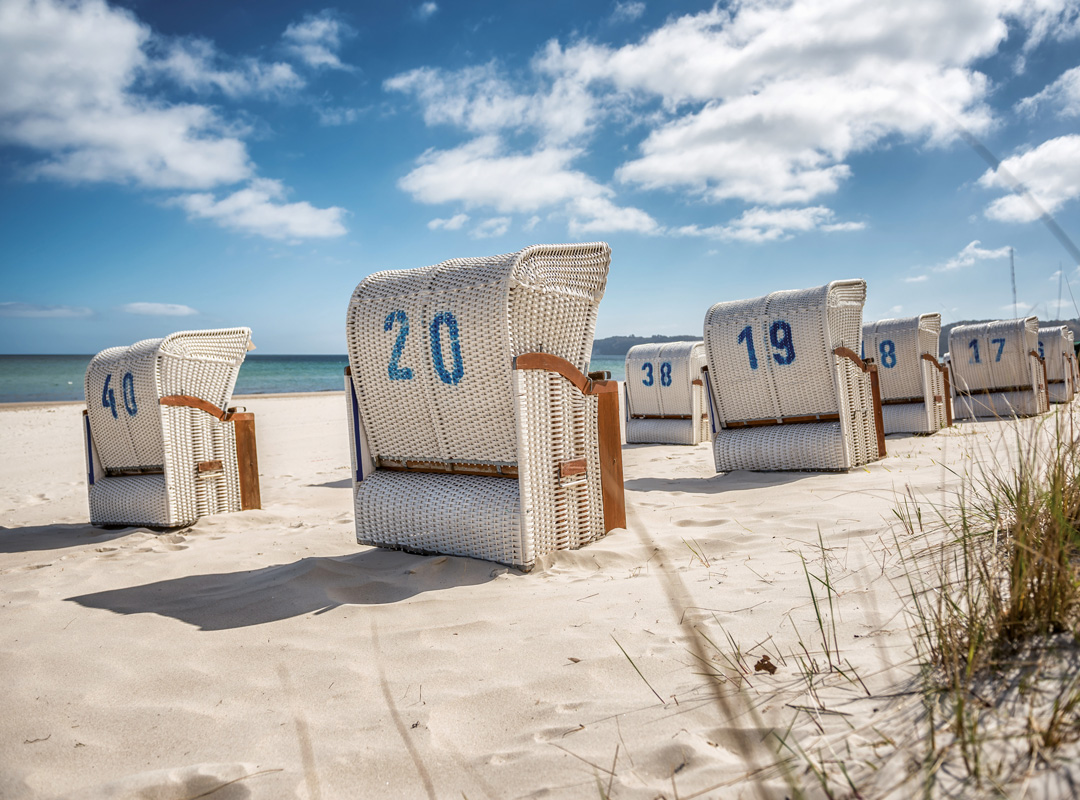 Strandkörbe an der Ostsee mit blauem Himmel