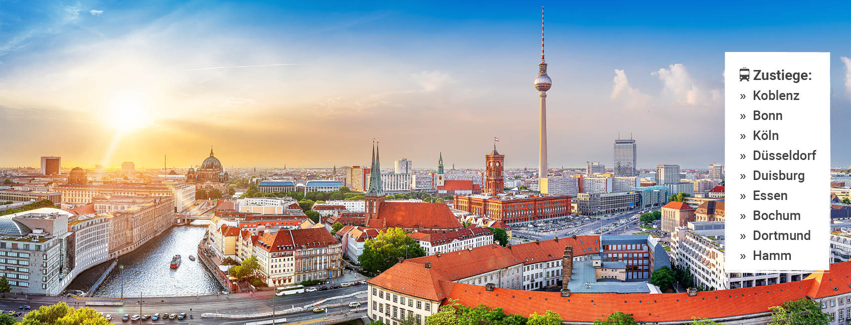 Panoramablick über die Berliner Innenstadt mit Fernsehturm, Rotem Rathaus, Berliner Dom und der Spree im Abendlicht.